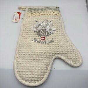 Switzerland Cream Oven Mitt, White Flowers, Edelweiss, New With Tags